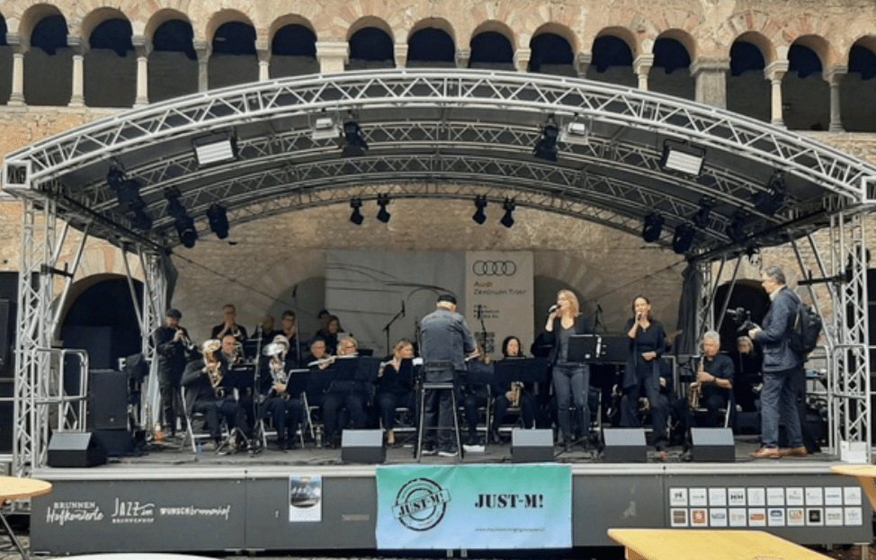 Orkest speelt live jazzmuziek op buitenpodium